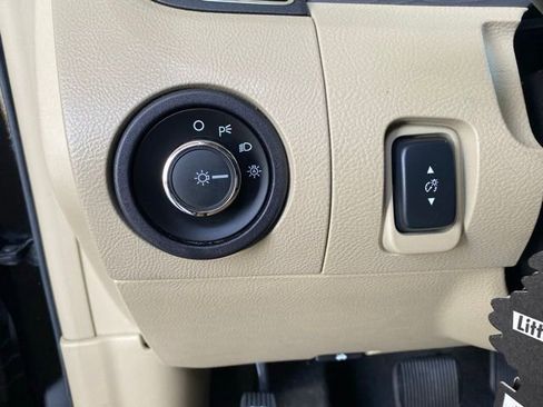 Used 2017 Ford Taurus SEL w/ Equipment Group 201A image 16