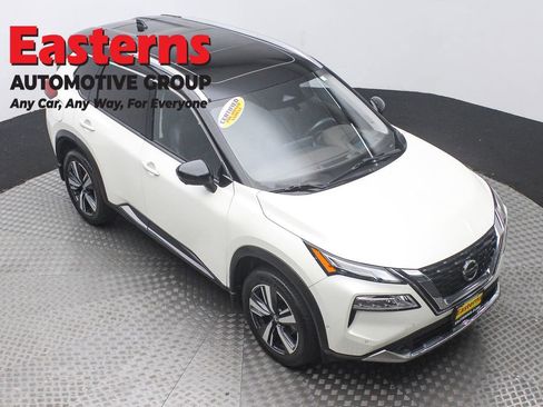 Used 2021 Nissan Rogue Platinum image 3