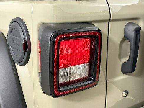 Used 2022 Jeep Wrangler Unlimited Sport image 11