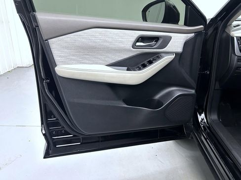 Used 2023 Nissan Rogue SV image 9