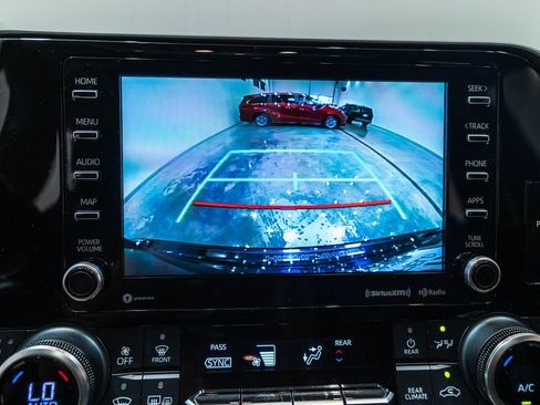 Used 2021 Toyota Highlander XLE AWD/4WD image 30