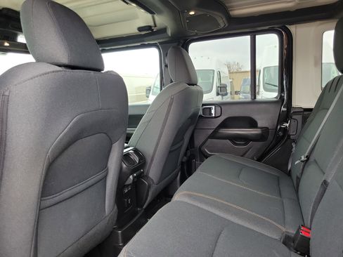 Used 2025 Jeep Wrangler Unlimited Sahara image 17