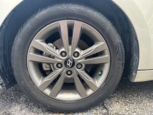 Used 2017 Hyundai Elantra SE FWD image 9