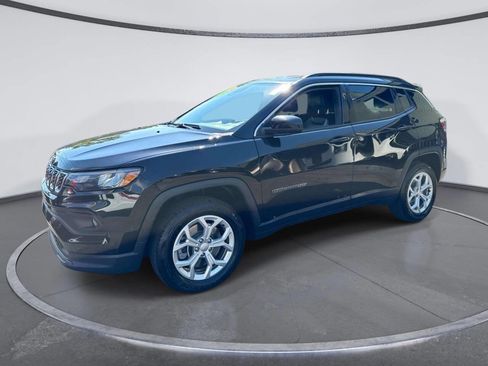 Used 2024 Jeep Compass Latitude AWD/4WD image 1