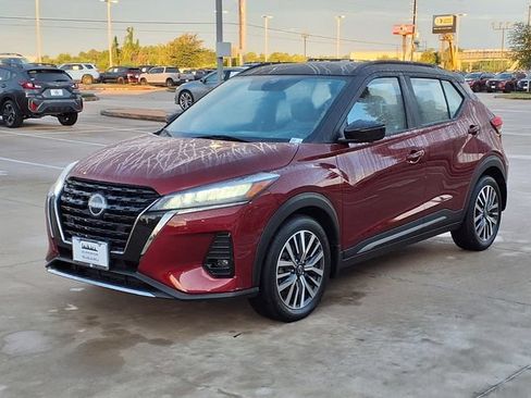 Used 2023 Nissan Kicks SR w/ SR Premium Package FWD image 3