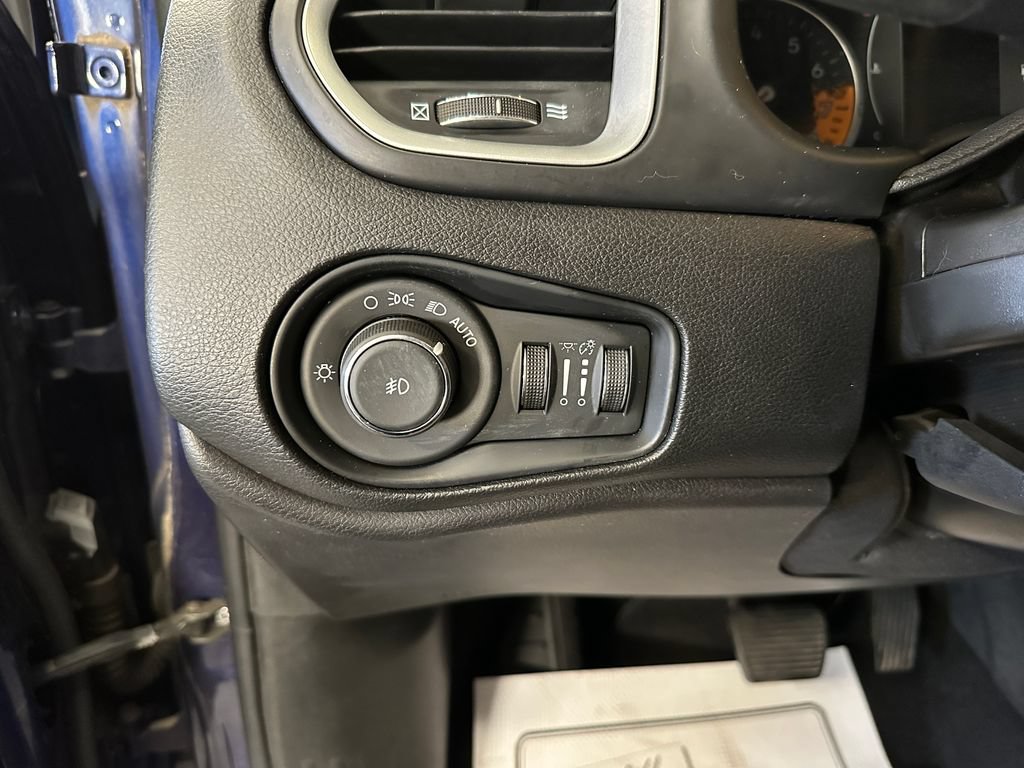 Used 2018 Jeep Renegade Latitude AWD/4WD image 17