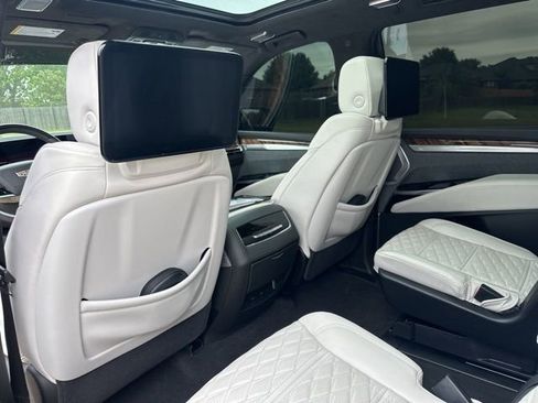 Used 2025 Cadillac Escalade Sport Platinum w/ LPO, Floor Liner Package AWD/4WD image 20