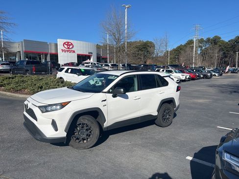 Used 2019 Toyota RAV4 LE image 1