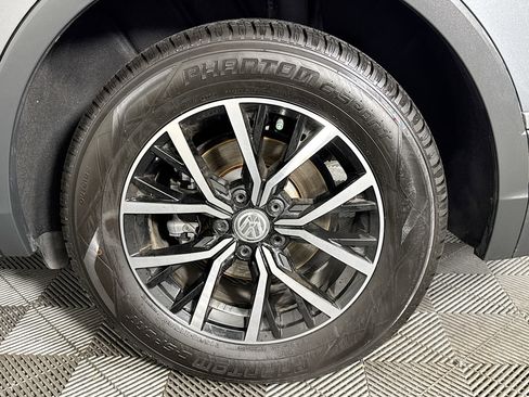 Used 2021 Volkswagen Tiguan SE w/ Panoramic Sunroof Package image 36