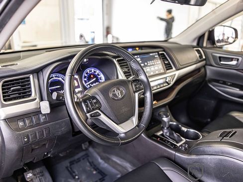 Used 2019 Toyota Highlander XLE image 22
