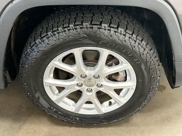 Used 2016 Jeep Cherokee Latitude w/ Cold Weather Group AWD/4WD image 5