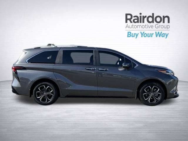 Used 2025 Toyota Sienna Platinum AWD/4WD image 8