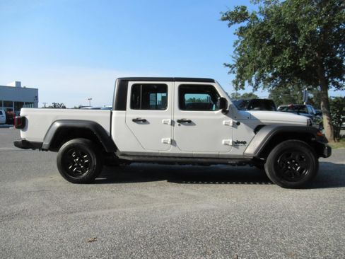 Certified 2024 Jeep Gladiator Sport AWD/4WD image 2