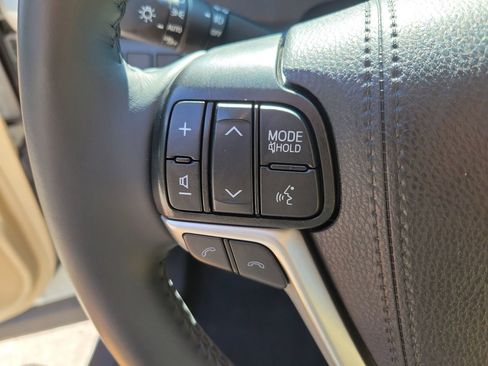 Used 2019 Toyota Highlander XLE FWD image 20