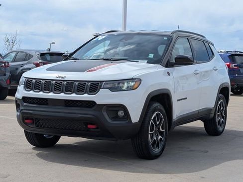 Used 2024 Jeep Compass Trailhawk AWD/4WD image 9