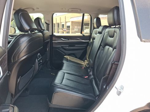 Used 2023 Jeep Grand Cherokee Limited AWD/4WD image 11