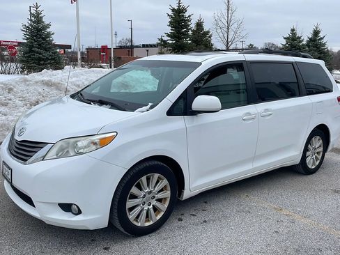Used 2014 Toyota Sienna XLE AWD/4WD image 2