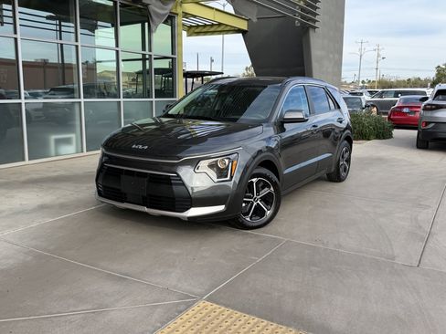 Used 2024 Kia Niro EX w/ EX Cold Weather Package image 2