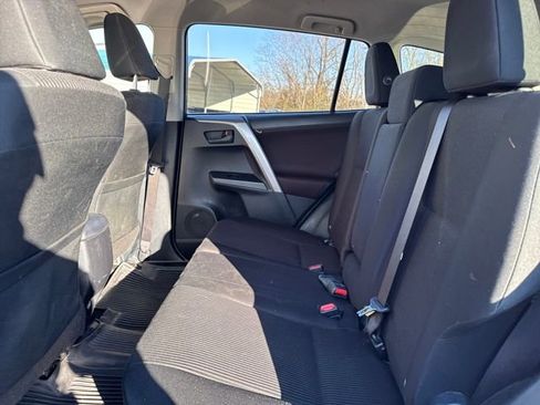 Used 2018 Toyota RAV4 LE image 10
