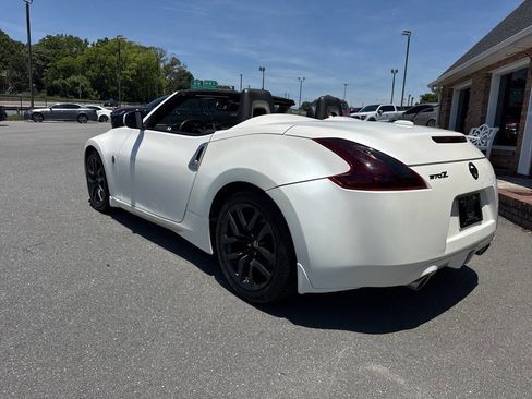 Used 2015 Nissan 370Z Touring RWD image 10