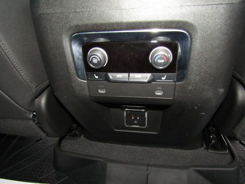 Used 2022 Chevrolet Tahoe Z71 w/ Luxury Package image 22