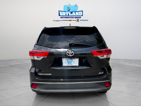 Used 2019 Toyota Highlander XLE FWD image 4