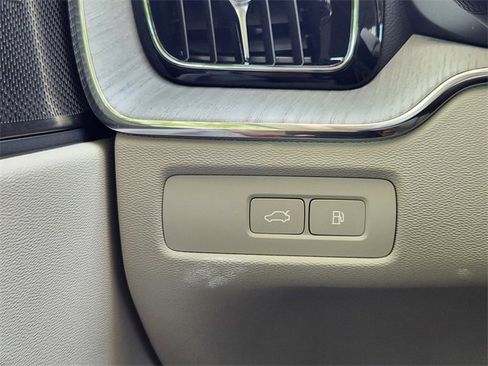 Certified 2025 Volvo XC60 T8 Ultra w/ Protection Package Premier image 24