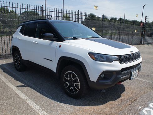 Used 2025 Jeep Compass Trailhawk AWD/4WD image 2