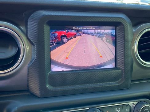 Used 2020 Jeep Wrangler Unlimited Sahara image 17