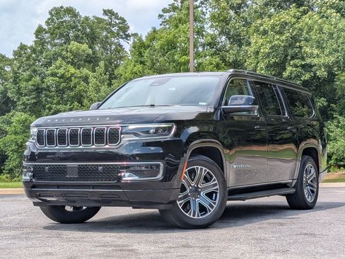 Used 2024 Jeep Wagoneer L 2WD w/ Premium Group I image 4