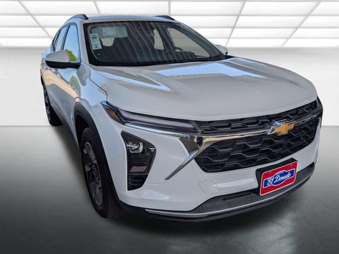 Certified 2025 Chevrolet Trax LT FWD image 1