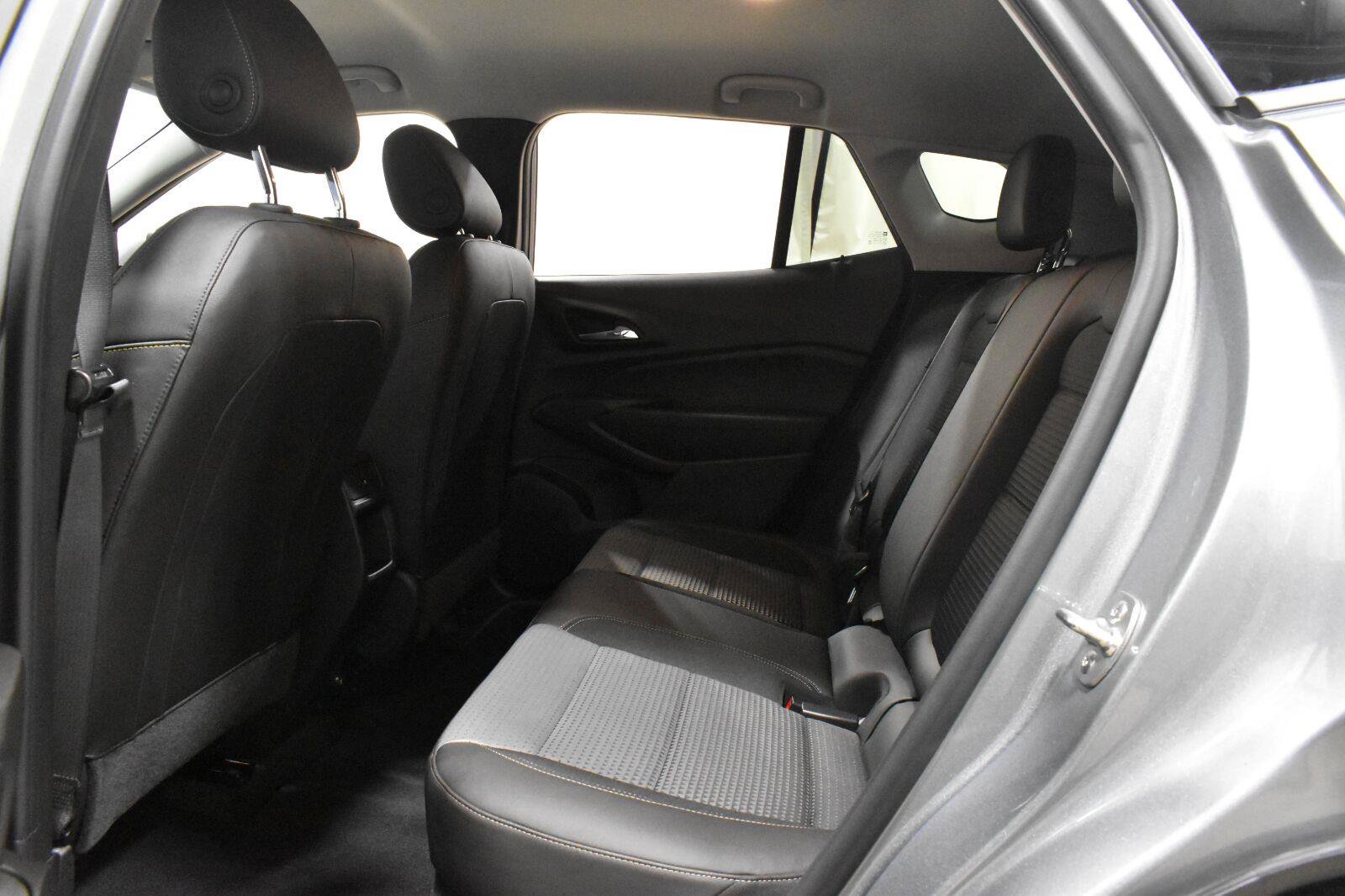 Used 2025 Chevrolet Trax LT w/ LT Convenience Package FWD image 4