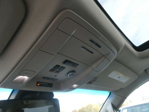 Used 2018 Chevrolet Suburban LT image 25