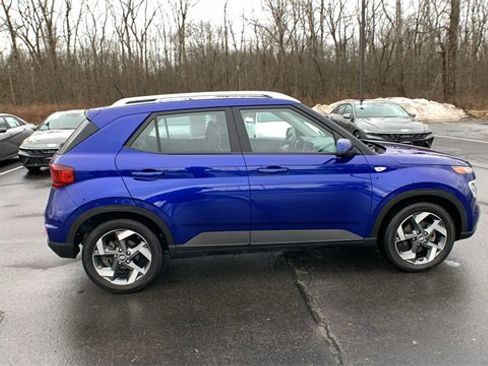 Used 2023 Hyundai Venue Limited image 6