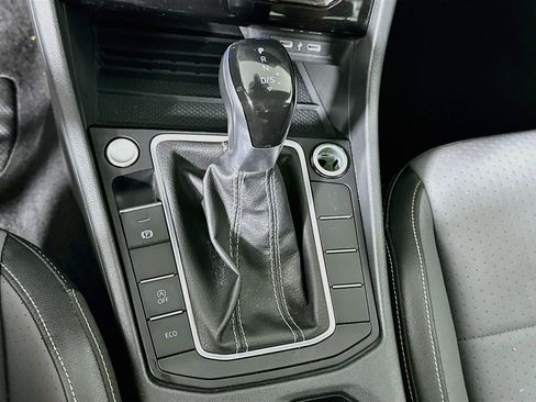 Used 2025 Volkswagen Jetta SE FWD image 24