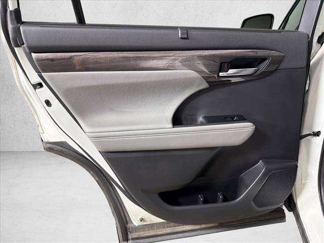 Used 2021 Toyota Highlander Platinum FWD image 24