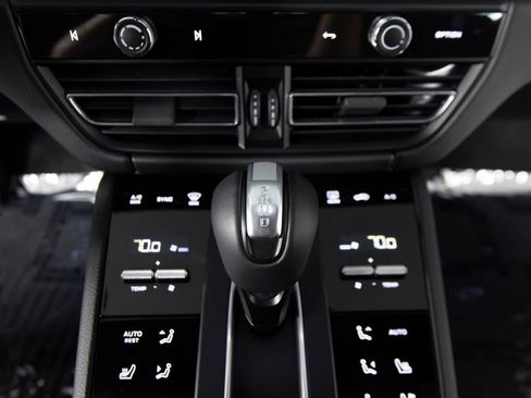 Certified 2026 Porsche Macan AWD/4WD image 29