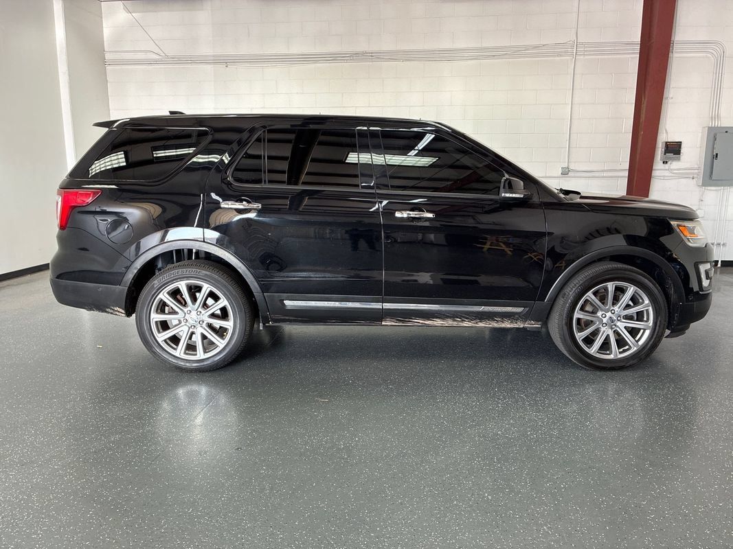 Used 2017 Ford Explorer Limited w/ Equipment Group 301A AWD/4WD image 3