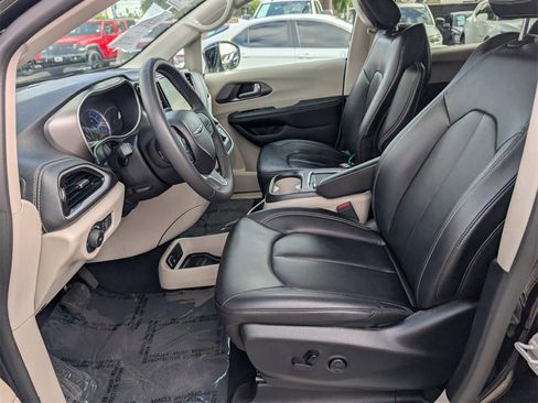 Used 2024 Chrysler Pacifica Select image 24