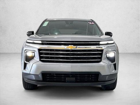 Used 2024 Chevrolet Traverse LT FWD image 3