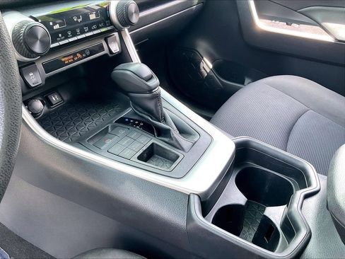 Used 2019 Toyota RAV4 LE AWD/4WD image 17