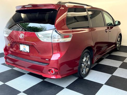 Used 2016 Toyota Sienna SE Premium image 6