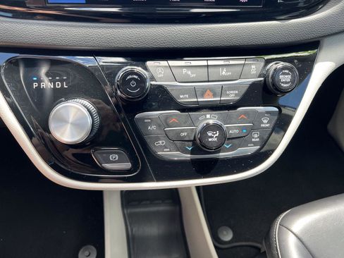 Used 2023 Chrysler Pacifica Touring-L FWD image 28