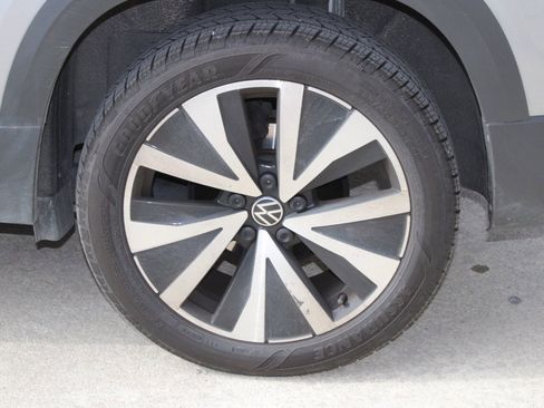 Used 2024 Volkswagen Taos SE image 26