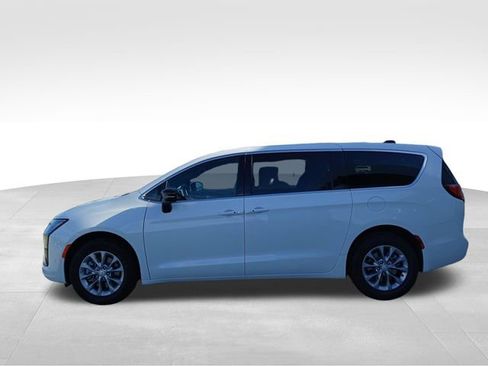 New 2027 Chrysler Pacifica Select AWD/4WD image 2