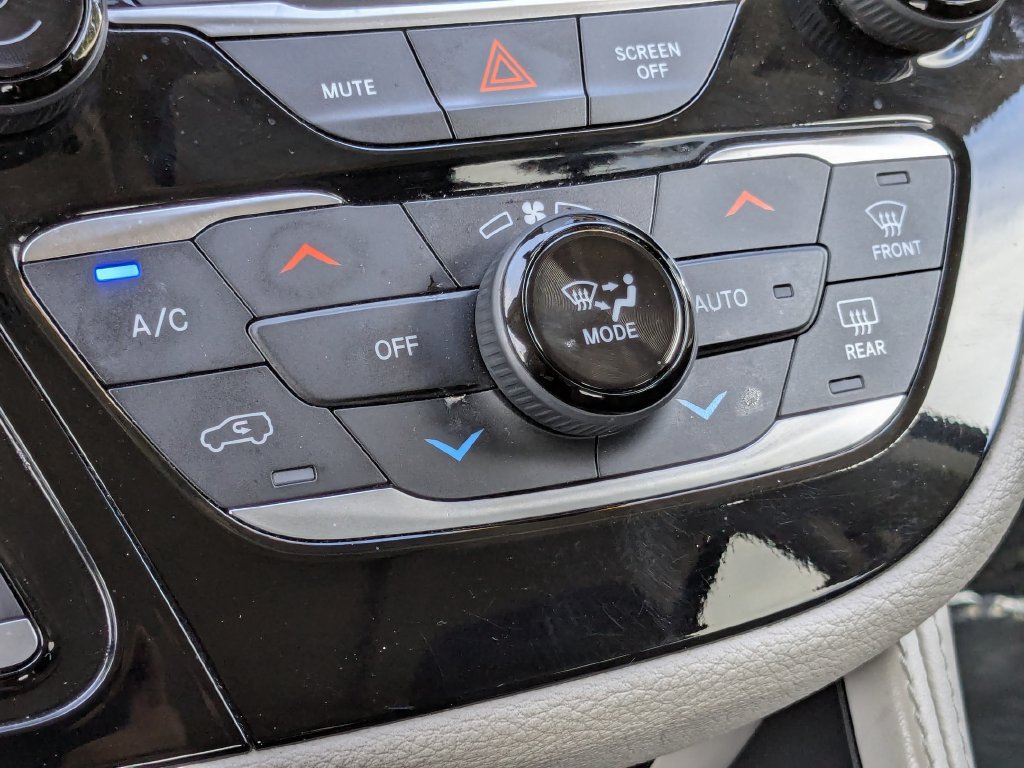 Used 2023 Chrysler Pacifica Limited FWD image 22