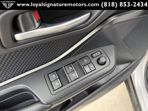 Used 2018 Toyota C-HR XLE FWD image 16
