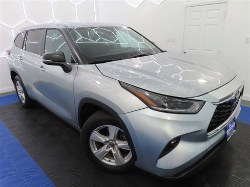 Used 2025 Toyota Highlander LE FWD image 6