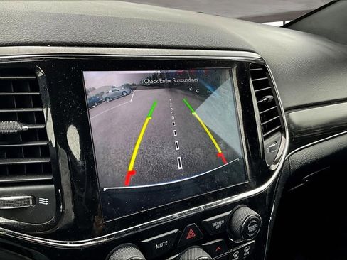 Used 2022 Jeep Grand Cherokee Limited image 21