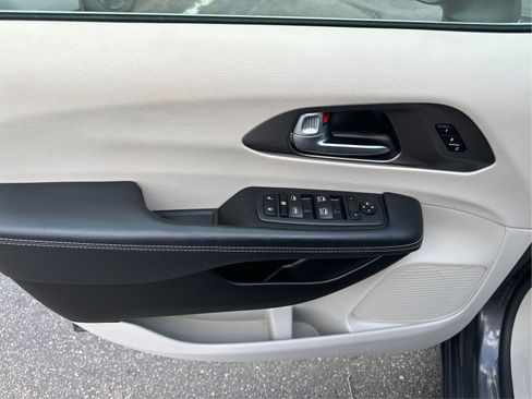 Used 2023 Chrysler Pacifica Touring-L FWD image 20